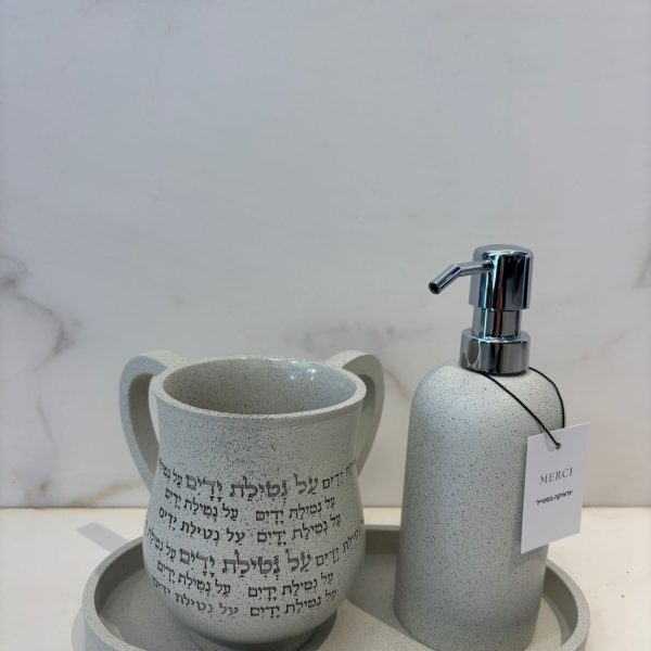 סט נטלה יחד עם סבוניה ומגש אליפסה צבע חול אפרפר וטקסטורה נגיעות שחור