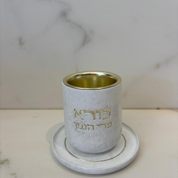 כוס קידוש לבנה עם טקסטורה אפורה וזהב