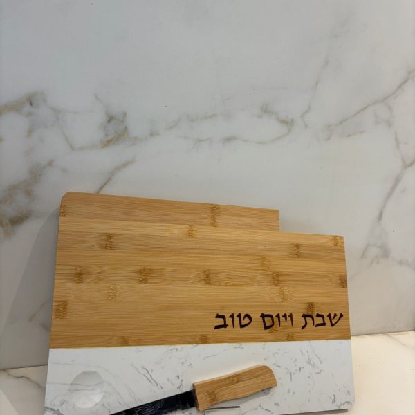 מגש חלה עם סכין , שילוב עץ ודמוי שיש לבן .