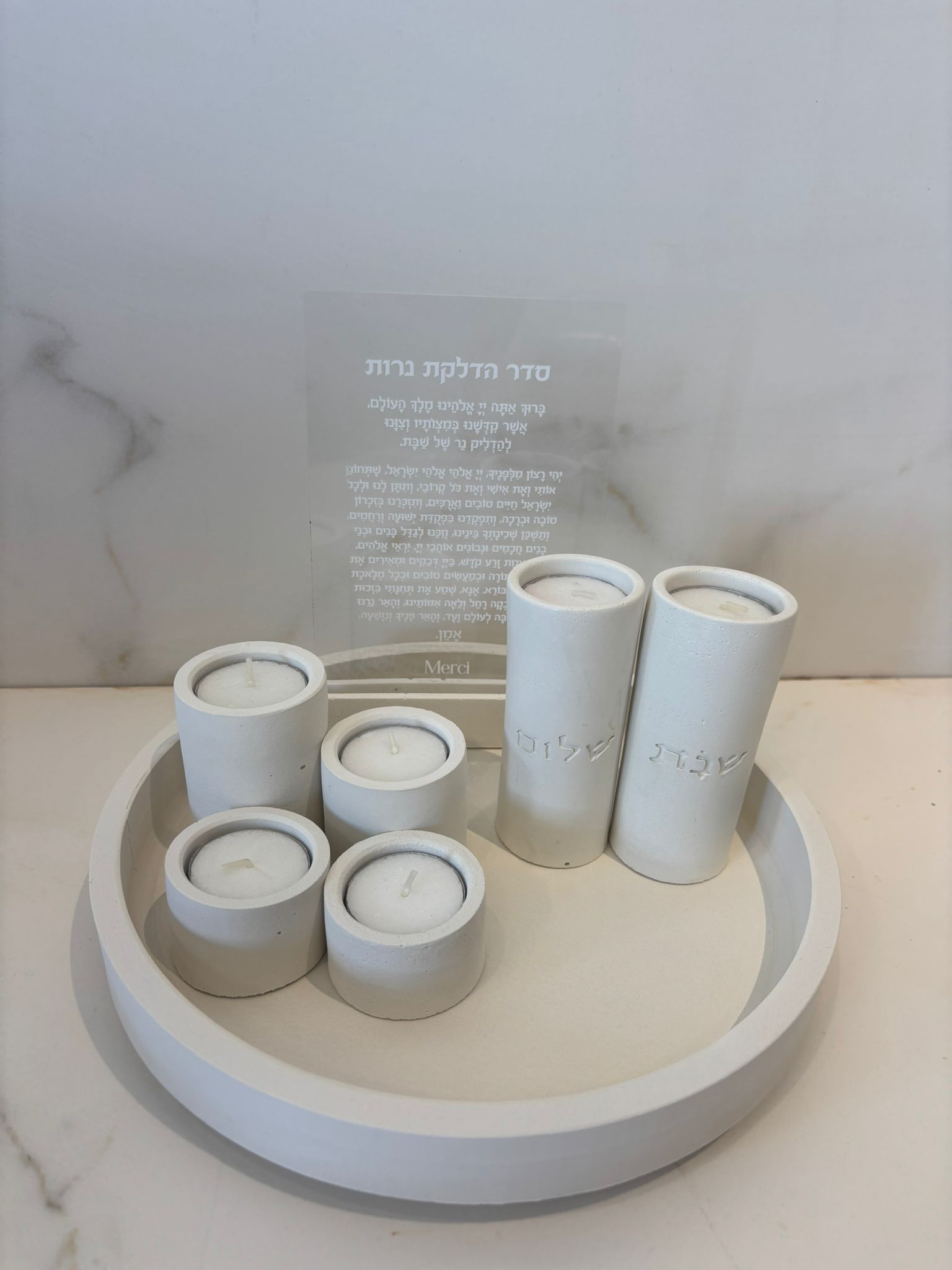 סט עגול קוטר 25 ס"מ עם שישה פמוטים בטון טבעי צבע שמנת