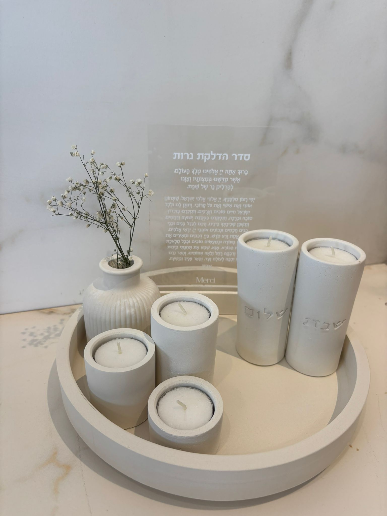 סט עגול קוטר 25 ס"מ עם חמישה פמוטים ותוספת כד פסים, בטון טבעי צבע שמנת – תמונה 3