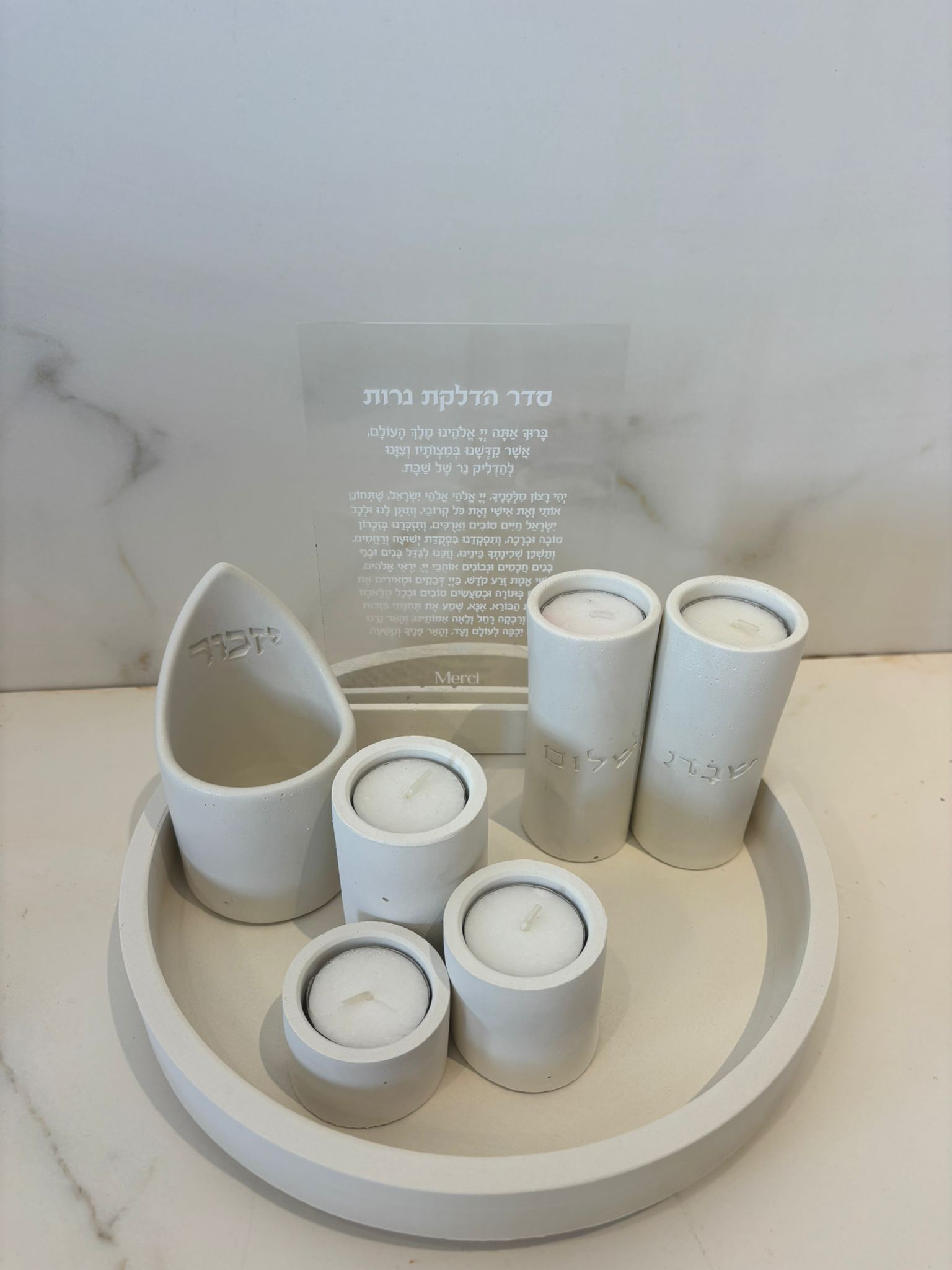 סט עגול קוטר 25 ס"מ עם חמישה פמוטים ותוספת פמוט יזכור (נר נשמה )בטון טבעי צבע שמנת – תמונה 3