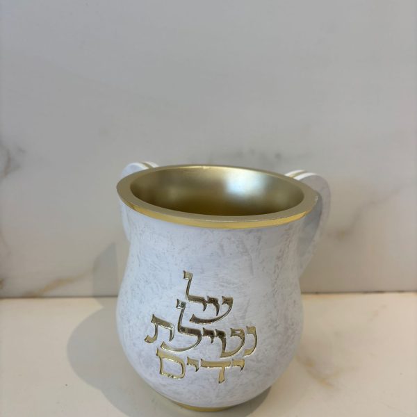 נטלה לבנה עם טקסטורה אפורה וזהב