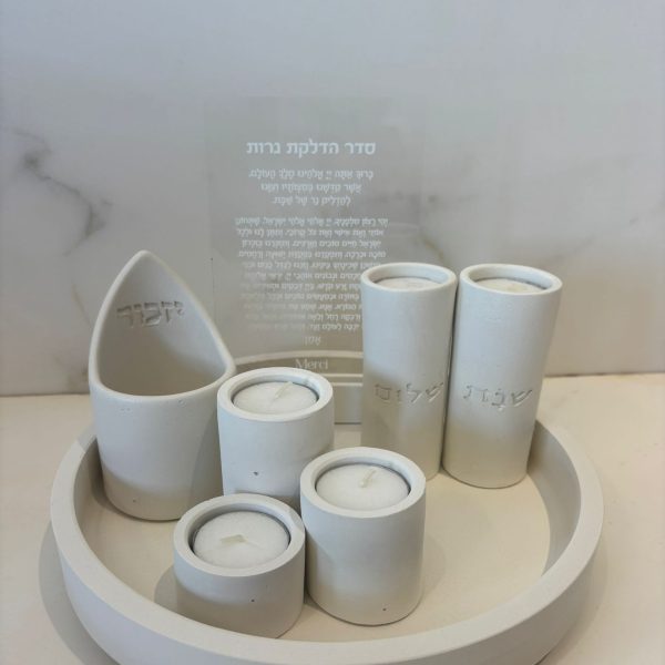 סט עגול קוטר 25 ס"מ עם חמישה פמוטים ותוספת פמוט יזכור (נר נשמה )בטון טבעי צבע שמנת