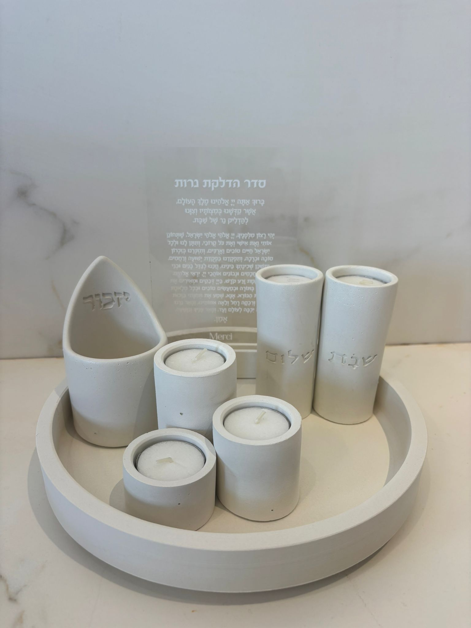 סט עגול קוטר 25 ס"מ עם חמישה פמוטים ותוספת פמוט יזכור (נר נשמה )בטון טבעי צבע שמנת