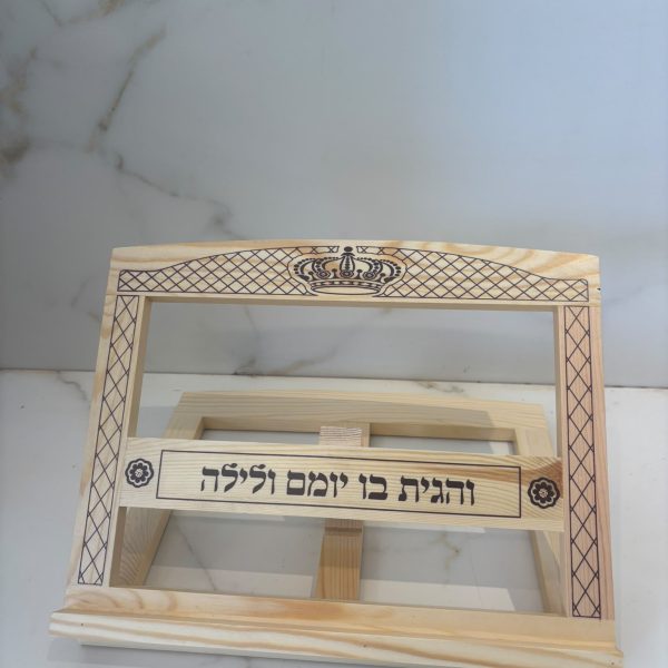 שטנדר עץ עם כתובית צבע שחור