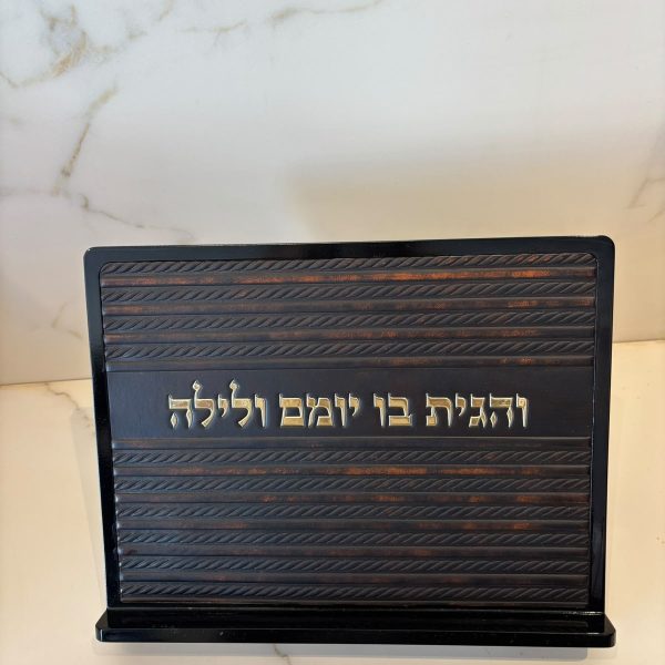 שטנדר דמוי עור פסים חום ועץ עם כתובית זהב